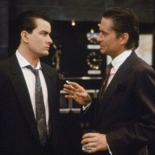 Wall Street: Michael Douglas e Charlie Sheen in una scena del film
