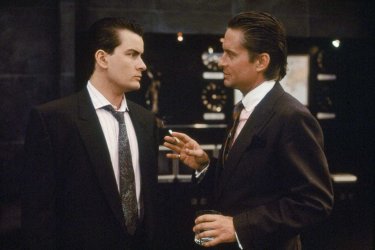 Wall Street: Michael Douglas e Charlie Sheen in una scena del film