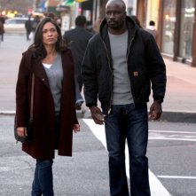 Luke Cage: Mike Colter e Rosario Dawson in una scena della prima stagione
