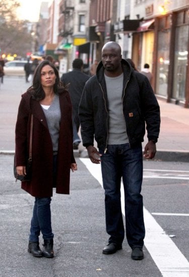 Luke Cage: Mike Colter e Rosario Dawson in una scena della prima stagione