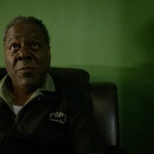 Luke Cage: Frankie Faison in una scena della prima stagione