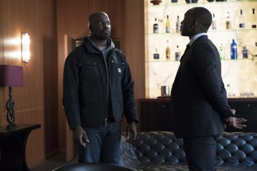 Luke Cage:  Mahershala Ali e Mike Colter in una scena della serie