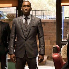 Luke Cage: Mahershala Ali e Theo Rossi in una scena della serie