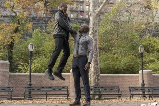 Luke Cage: Mike Colter in una scena d'azione della prima stagione