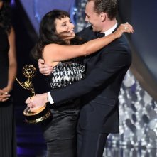 Emmy 2016: Susanne Bier abbraccia Tom Hiddleston in occasione della vittoria di The Night Manager