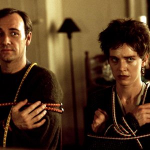 C'eravamo tanto odiati: Kevin Spacey e Judy Davis in una scena del film