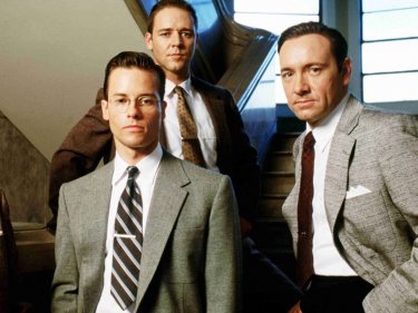 L.A. Confidential: Russell Crowe, Guy Pearce e Kevin Spacey in una scena del film