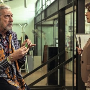 La verità sta in cielo: Shel Shapiro e Maya Sansa in una scena del film