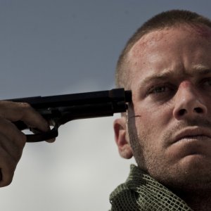 Mine: Armie Hammer si punta la pistola alla tempia