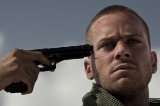Mine: Armie Hammer si punta la pistola alla tempia
