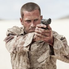 Mine: Armie Hammer punta la pistola contro il nemico