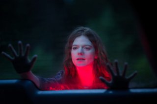 Morgan: Rose Leslie in una scena del film