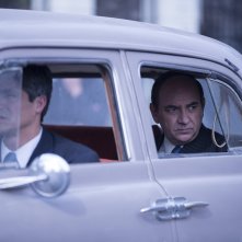 Neruda: Luis Gnecco in macchina in una scena del film