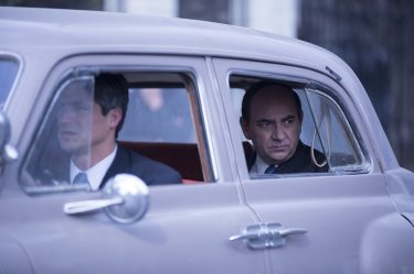 Neruda: Luis Gnecco in macchina in una scena del film