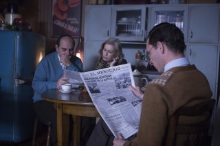 Neruda: Luis Gnecco, Mercedes Morán e Pablo Derqui in una scena del film