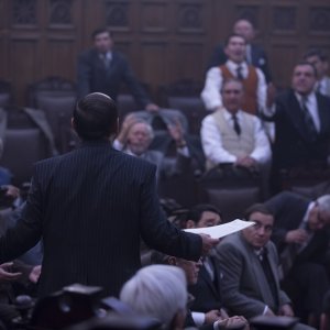 Neruda: Luis Gnecco (di spalle) in una scena del film