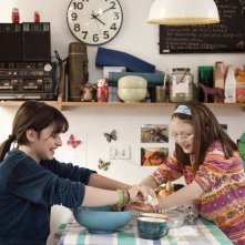 Rara - Una strana famiglia: Emilia Ossandon e Julia Lübbert in una scena del film
