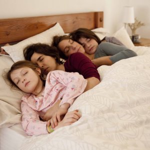 Rara - Una strana famiglia: Emilia Ossandon, Agustina Muñoz, Mariana Loyola e Julia Lübbert in una scena del film