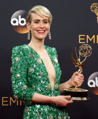 Sarah Paulson con in mano l'Emmy conquistato