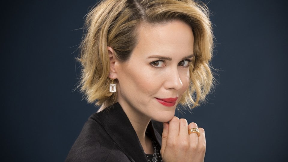 Un bel primo piano di Sarah Paulson