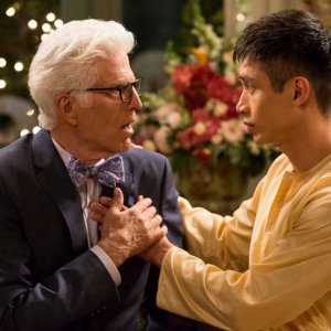 The Good Place: Ted Danson e Manny Jacinto in una foto del pilot