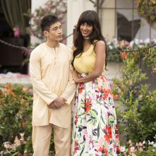 The Good Place: un'immagine di Manny Jacinto e Jameela Jamil