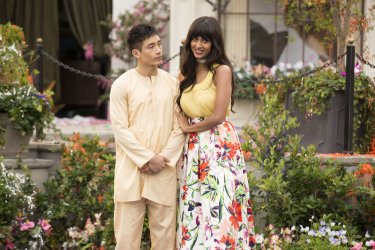 The Good Place: un'immagine di Manny Jacinto e Jameela Jamil