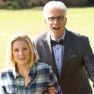 The Good Place: Kristen Bell e Ted Danson in una foto della serie