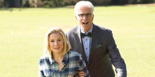 The Good Place: Kristen Bell e Ted Danson in una foto della serie