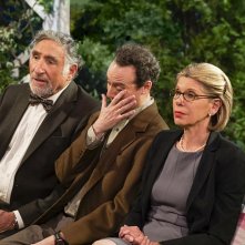 The Big Bang Theory: Judd Hirsch, Kevin Sussman e Christine Baranski nell'episodio The Conjugal Conjecture