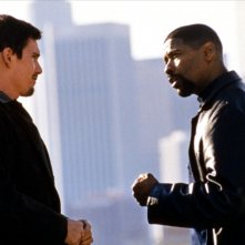 Training Day: Denzel Washington ed Ethan Hawke in un momento del film