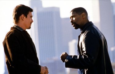 Training Day: Denzel Washington ed Ethan Hawke in un momento del film