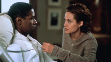 Il collezionista di ossa: Denzel Washinton e Angelina Jolie in un momento del film
