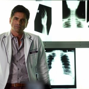 Scream Queens: l'attore John Stamos in Scream Again