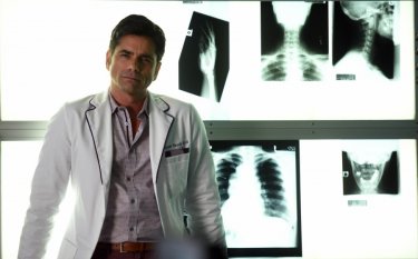 Scream Queens: l'attore John Stamos in Scream Again