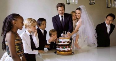 Brad Pitt e Angelina Jolie nel giorno del loro matrimonio, accanto ai figli