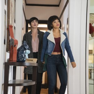 Easy: le attrici Jacqueline Toboni e Kiersey Clemons in una foto della serie