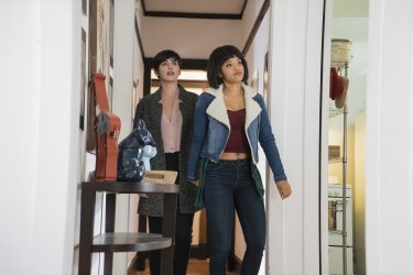 Easy: le attrici Jacqueline Toboni e Kiersey Clemons in una foto della serie