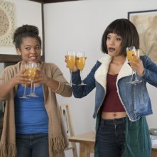 Easy: Jaz Sinclair e Kiersey Clemons in una foto della serie