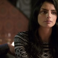 Easy: un'immagine dell'attrice Aislinn Derbez