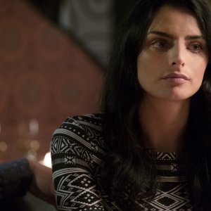 Easy: un'immagine dell'attrice Aislinn Derbez