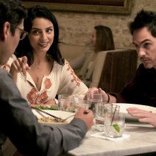 Easy: Raul Castillo, Aislinn Derbez, Mauricio Ochmann in una foto del terzo episodio