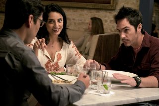 Easy: Raul Castillo, Aislinn Derbez, Mauricio Ochmann in una foto del terzo episodio
