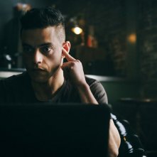 Mr. Robot: Rami Malek in una foto del finale della seconda stagione