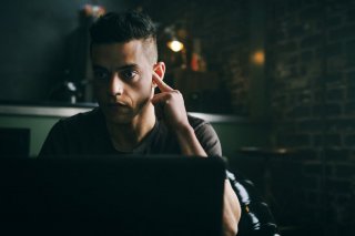 Mr. Robot: Rami Malek in una foto del finale della seconda stagione