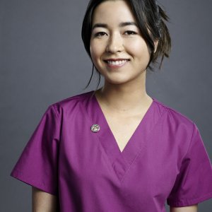 Heartbeat: Maya Erskine in una foto promozionale della serie