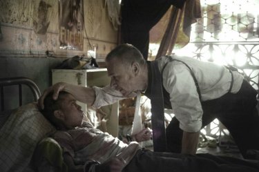 The Exorcist: gli attori Isaac Linares e Ben Daniels in Chapter One: And Let My Cry Come Unto Thee