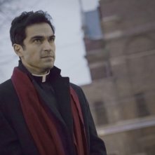 The Exorcist: una foto dell'attore Alfonso Herrera in Chapter One: And Let My Cry Come Unto Thee 