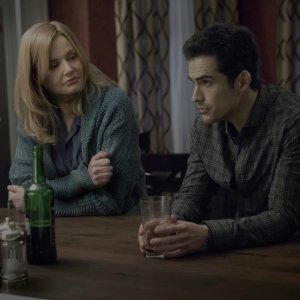 The Exorcist: Geena Davis accanto ad Alfonso Herrera in Chapter One: And Let My Cry Come Unto Thee