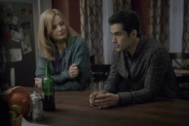 The Exorcist: Geena Davis accanto ad Alfonso Herrera in Chapter One: And Let My Cry Come Unto Thee